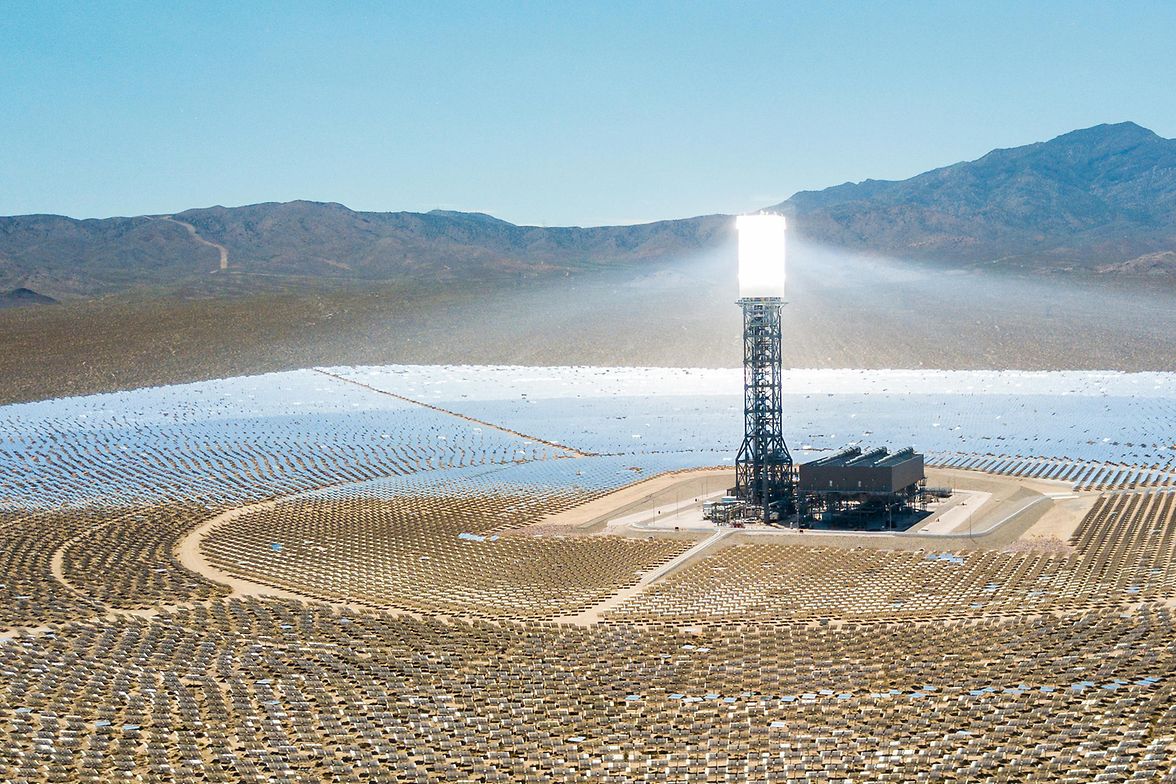 Centrale solaire. Des miroirs paraboliques reflètent et concentrent la lumière du soleil pour la transformer en énergie